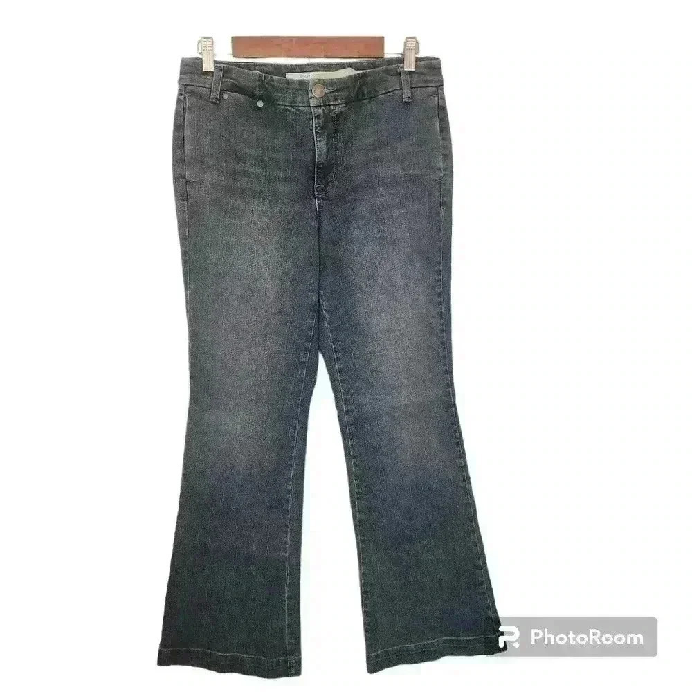Jones new york  Broadway flare size 8  medium wash p5022